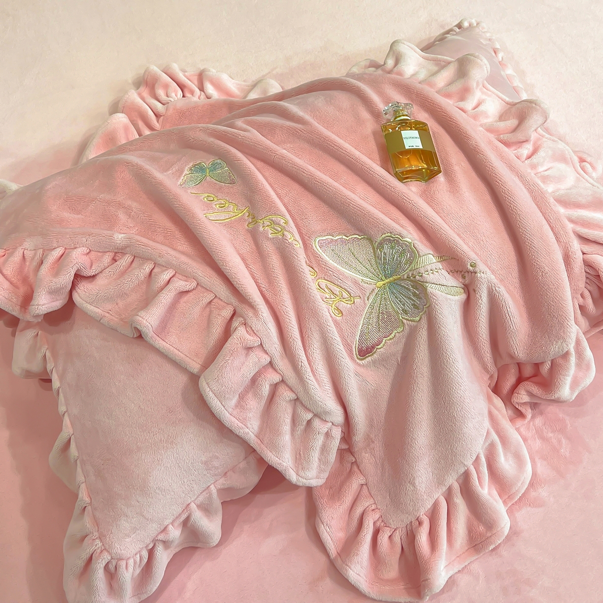 91家纺网 家纺一手货源 找家纺 悦织湾家纺 2025新款230克9.5斤重牛奶绒宝宝绒贴布绣四件套蝴蝶款高密保暖轻奢时尚床上用品四件套 蝴蝶-浅粉