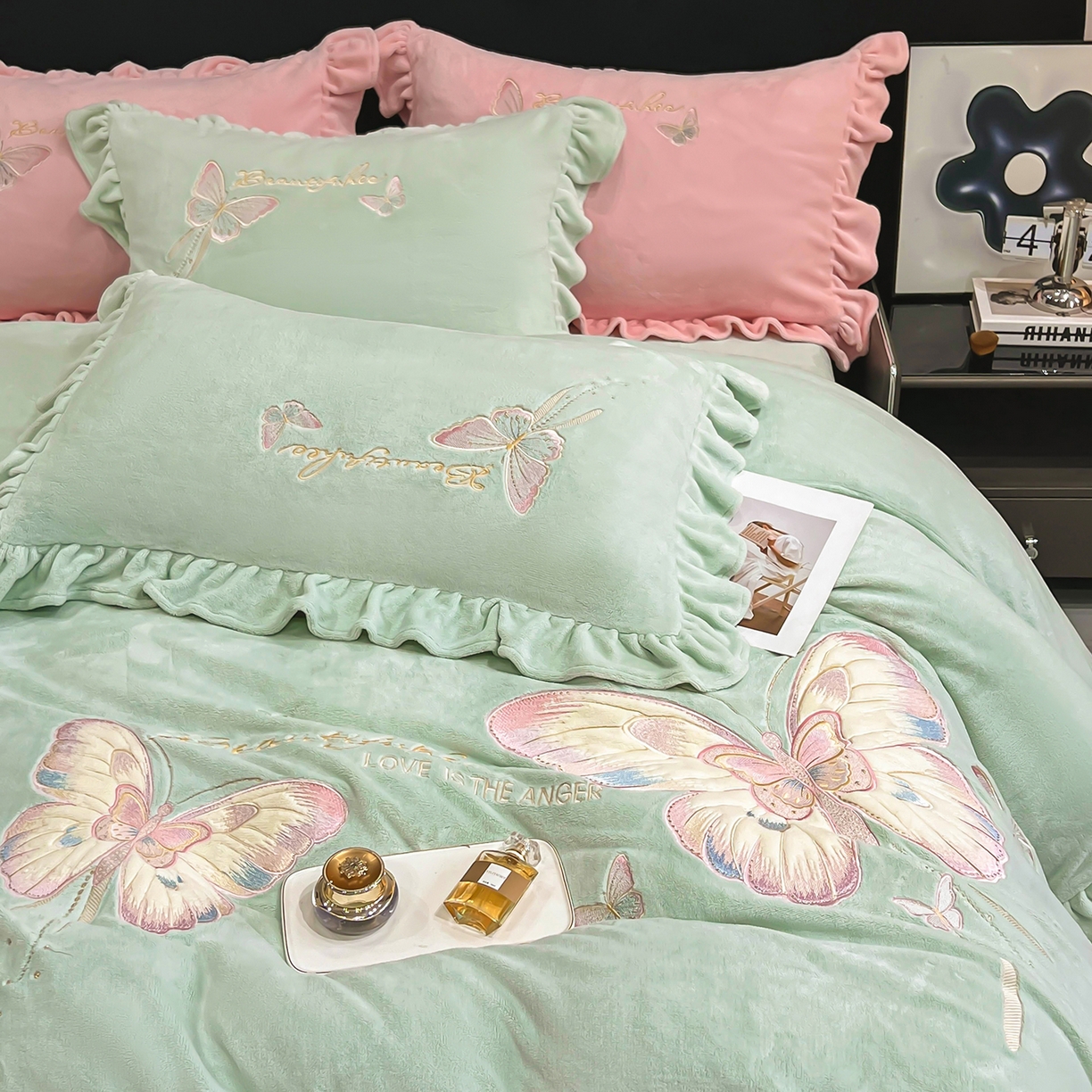 91家纺网 家纺一手货源 找家纺 悦织湾家纺 2025新款230克9.5斤重牛奶绒宝宝绒贴布绣四件套蝴蝶款高密保暖轻奢时尚床上用品四件套 蝴蝶-草兰