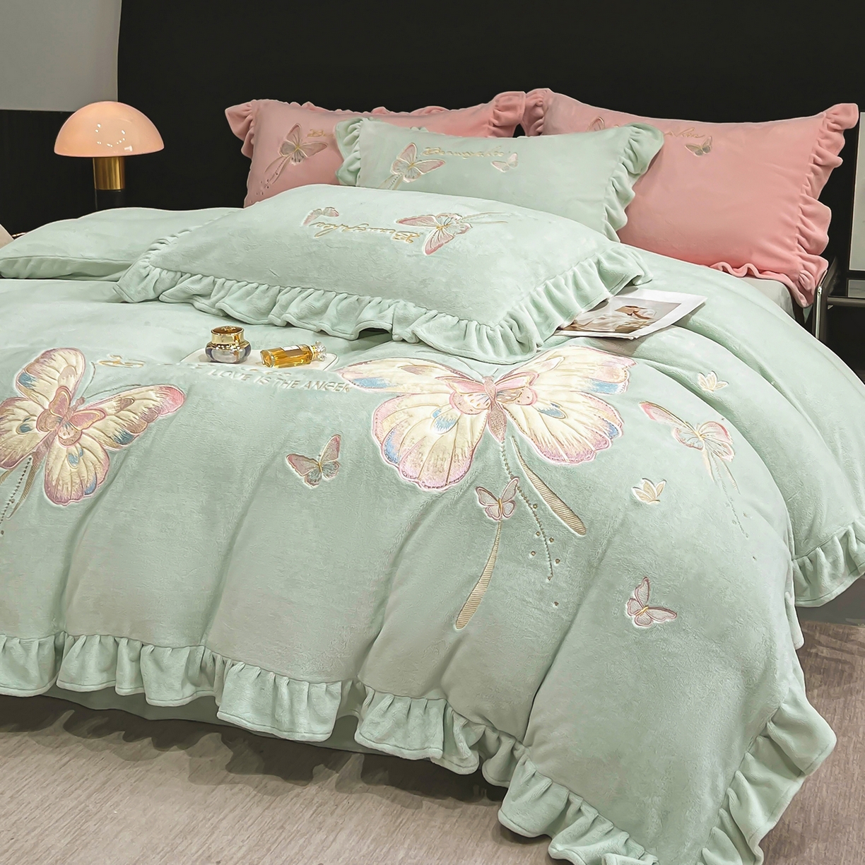 91家纺网 家纺一手货源 找家纺 悦织湾家纺 2025新款230克9.5斤重牛奶绒宝宝绒贴布绣四件套蝴蝶款高密保暖轻奢时尚床上用品四件套 蝴蝶-草兰