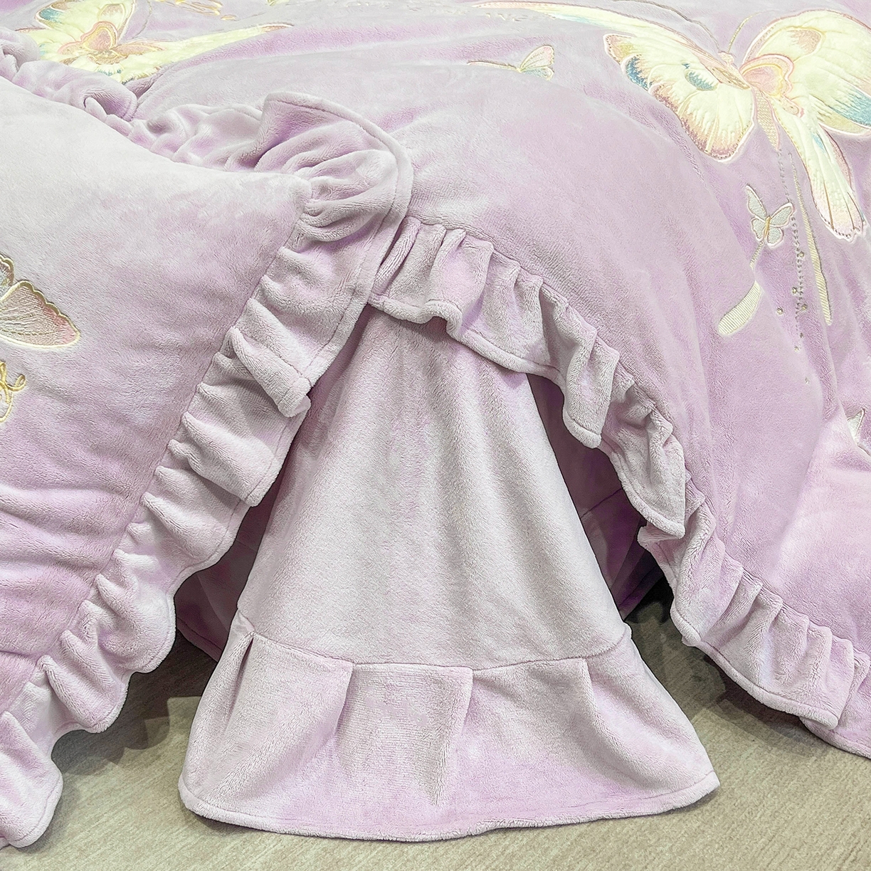 91家纺网 家纺一手货源 找家纺 悦织湾家纺 2025新款230克9.5斤重牛奶绒宝宝绒贴布绣四件套蝴蝶款高密保暖轻奢时尚床上用品四件套 蝴蝶-丁香紫