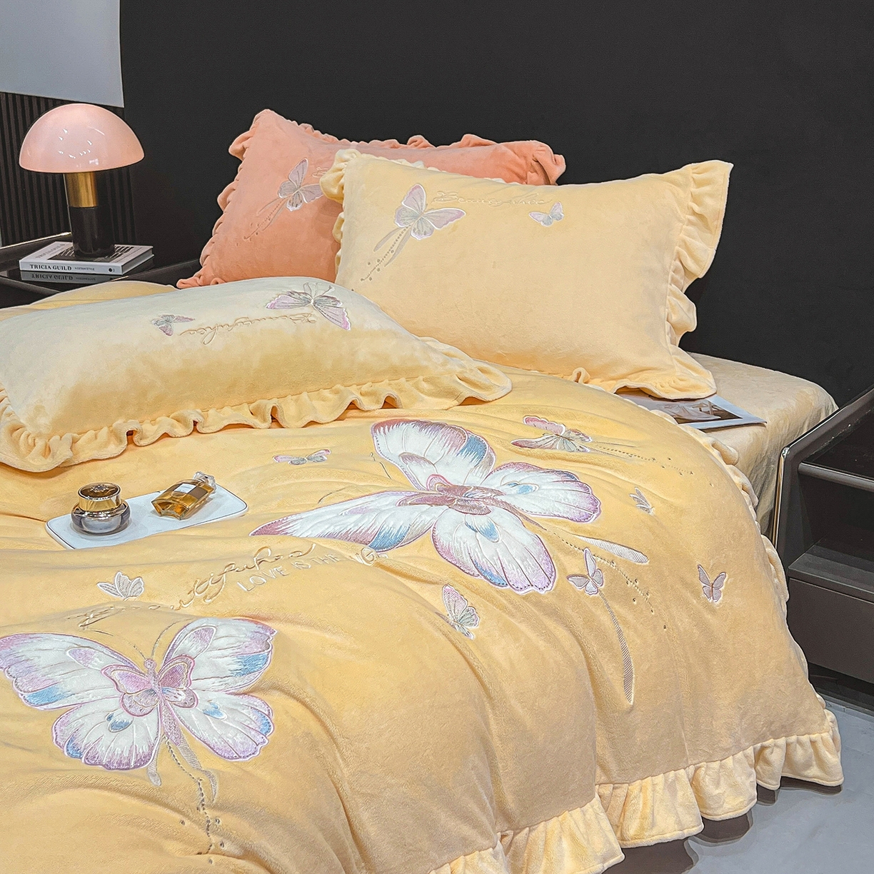 91家纺网 家纺一手货源 找家纺 悦织湾家纺 2025新款230克9.5斤重牛奶绒宝宝绒贴布绣四件套蝴蝶款高密保暖轻奢时尚床上用品四件套 蝴蝶-嫩黄色