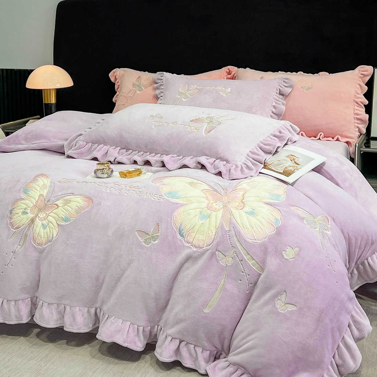 91家纺网 家纺一手货源 找家纺 悦织湾家纺 2025新款230克9.5斤重牛奶绒宝宝绒贴布绣四件套蝴蝶款高密保暖轻奢时尚床上用品四件套 蝴蝶-丁香紫