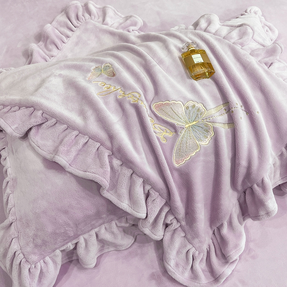 91家纺网 家纺一手货源 找家纺 悦织湾家纺 2025新款230克9.5斤重牛奶绒宝宝绒贴布绣四件套蝴蝶款高密保暖轻奢时尚床上用品四件套 蝴蝶-丁香紫