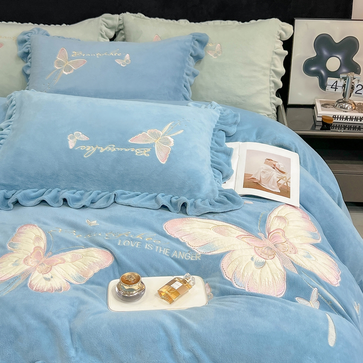 91家纺网 家纺一手货源 找家纺 悦织湾家纺 2025新款230克9.5斤重牛奶绒宝宝绒贴布绣四件套蝴蝶款高密保暖轻奢时尚床上用品四件套 蝴蝶-玻璃蓝