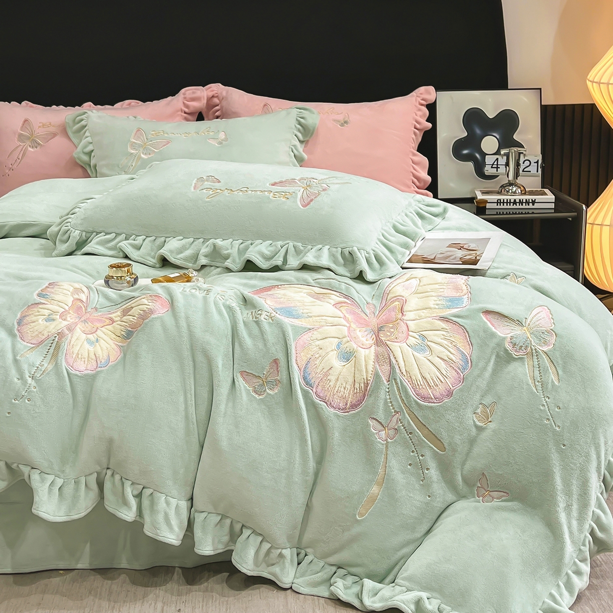 91家纺网 家纺一手货源 找家纺 悦织湾家纺 2025新款230克9.5斤重牛奶绒宝宝绒贴布绣四件套蝴蝶款高密保暖轻奢时尚床上用品四件套 蝴蝶-草兰