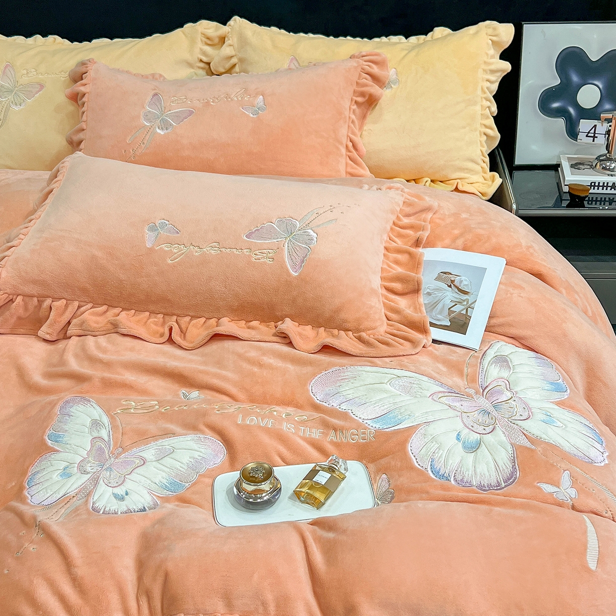 91家纺网 家纺一手货源 找家纺 悦织湾家纺 2025新款230克9.5斤重牛奶绒宝宝绒贴布绣四件套蝴蝶款高密保暖轻奢时尚床上用品四件套 蝴蝶-暖玉