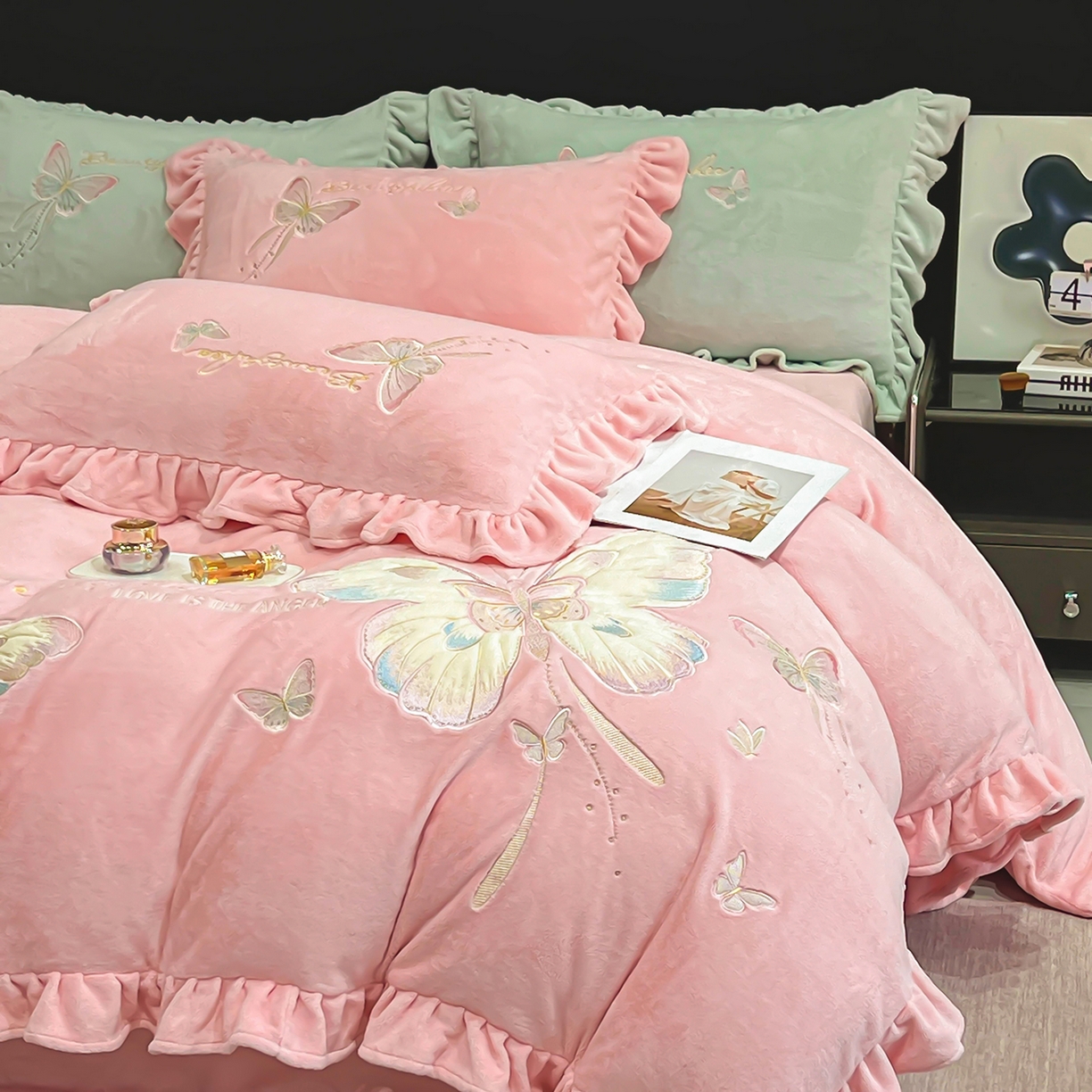 91家纺网 家纺一手货源 找家纺 悦织湾家纺 2025新款230克9.5斤重牛奶绒宝宝绒贴布绣四件套蝴蝶款高密保暖轻奢时尚床上用品四件套 蝴蝶-浅粉
