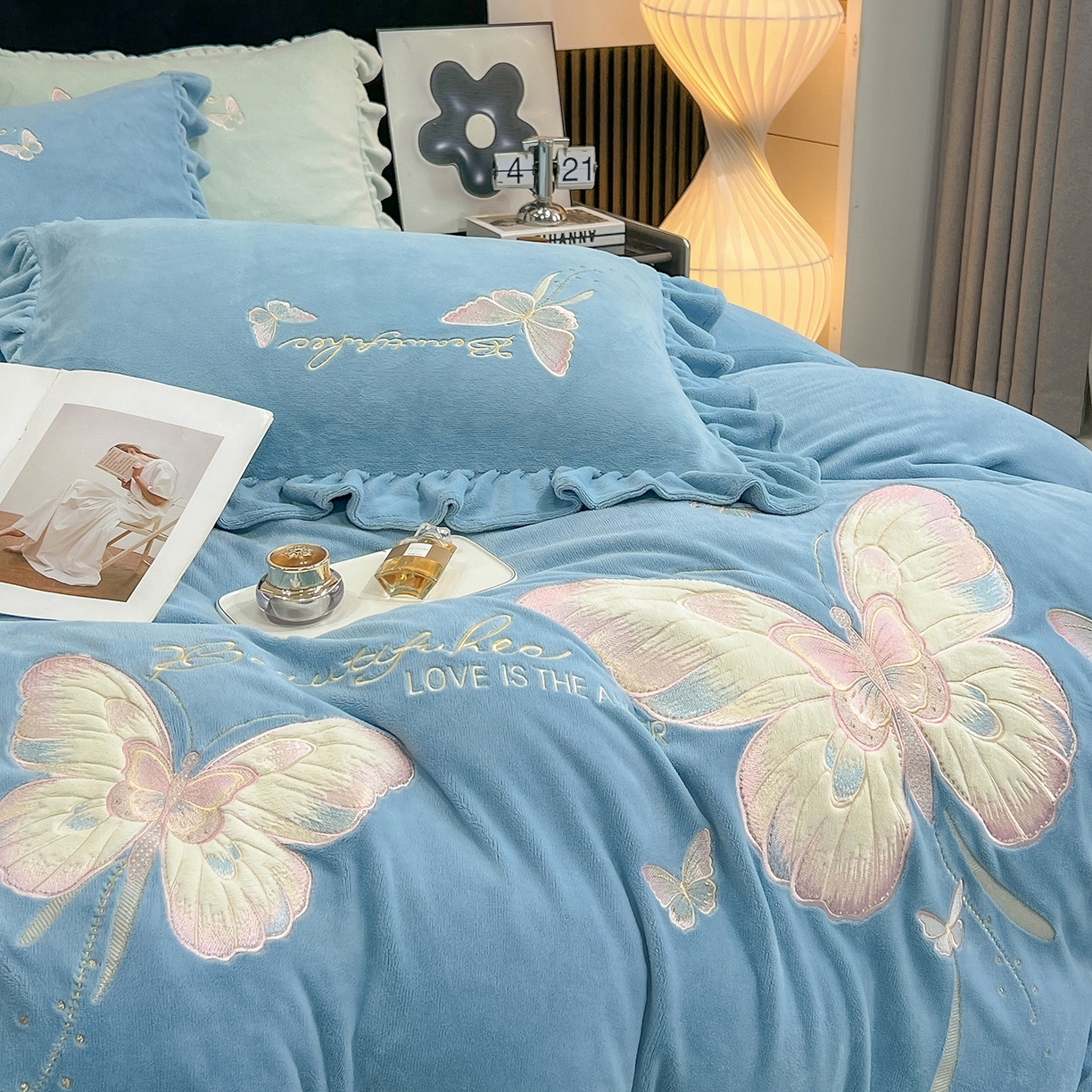 91家纺网 家纺一手货源 找家纺 （总）悦织湾家纺 2025新款230克9.5斤重牛奶绒宝宝绒贴布绣四件套蝴蝶款高密保暖轻奢时尚床上用品四件套