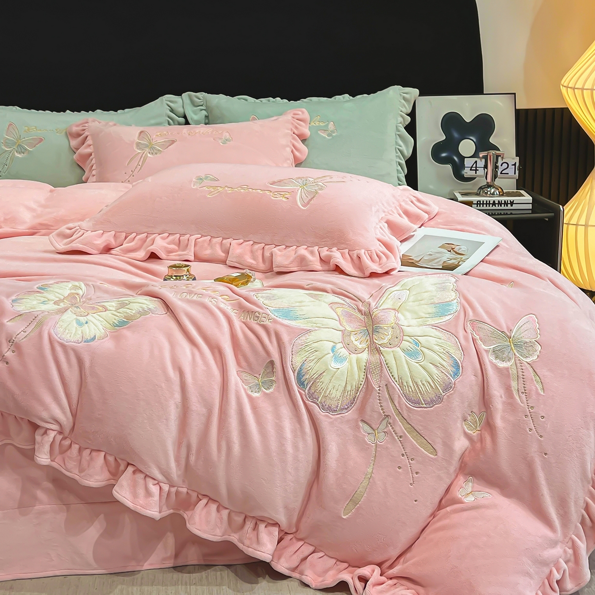 91家纺网 家纺一手货源 找家纺 悦织湾家纺 2025新款230克9.5斤重牛奶绒宝宝绒贴布绣四件套蝴蝶款高密保暖轻奢时尚床上用品四件套 蝴蝶-浅粉
