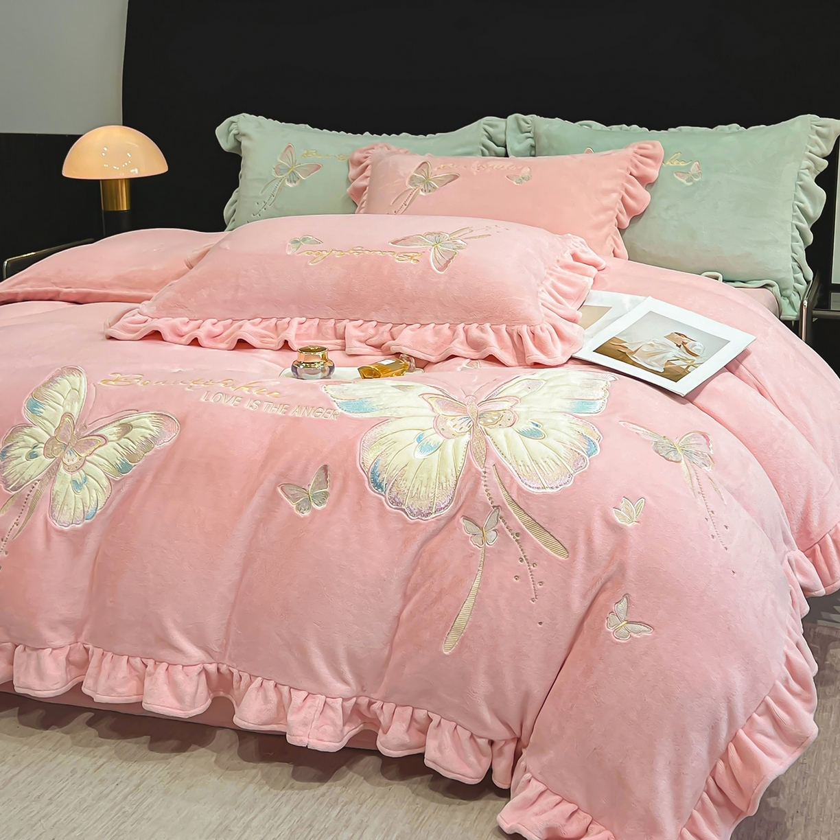 91家纺网 家纺一手货源 找家纺 悦织湾家纺 2025新款230克9.5斤重牛奶绒宝宝绒贴布绣四件套蝴蝶款高密保暖轻奢时尚床上用品四件套 蝴蝶-浅粉