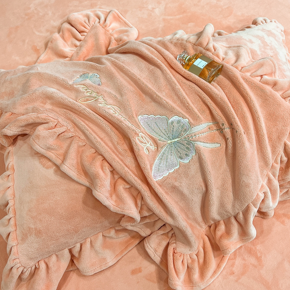 91家纺网 家纺一手货源 找家纺 悦织湾家纺 2025新款230克9.5斤重牛奶绒宝宝绒贴布绣四件套蝴蝶款高密保暖轻奢时尚床上用品四件套 蝴蝶-暖玉