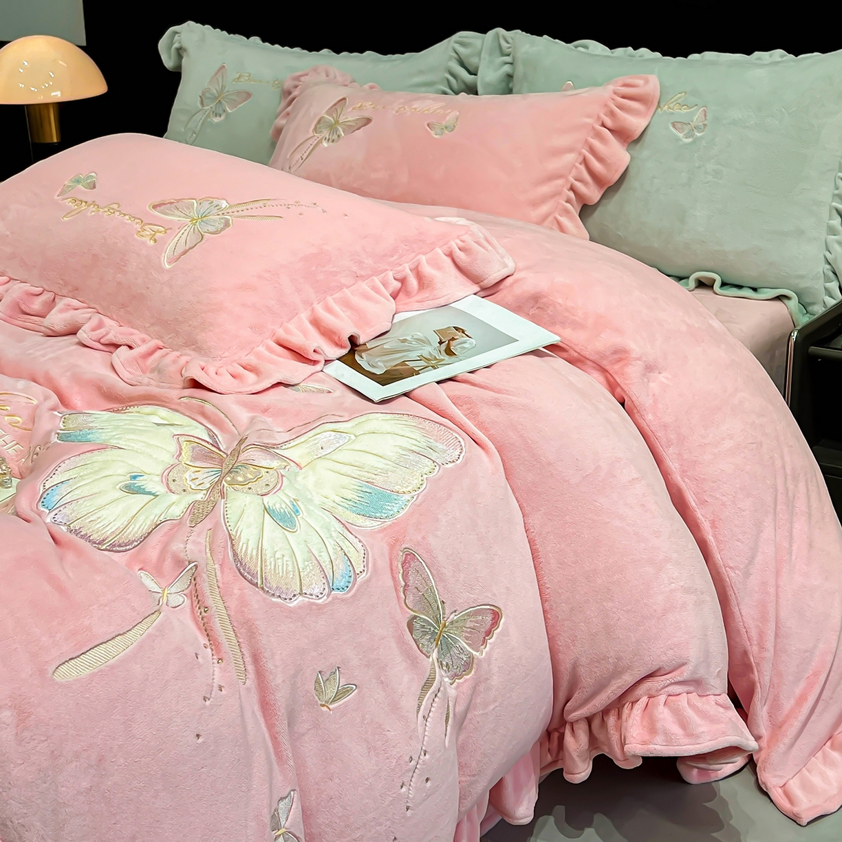 91家纺网 家纺一手货源 找家纺 悦织湾家纺 2025新款230克9.5斤重牛奶绒宝宝绒贴布绣四件套蝴蝶款高密保暖轻奢时尚床上用品四件套 蝴蝶-浅粉