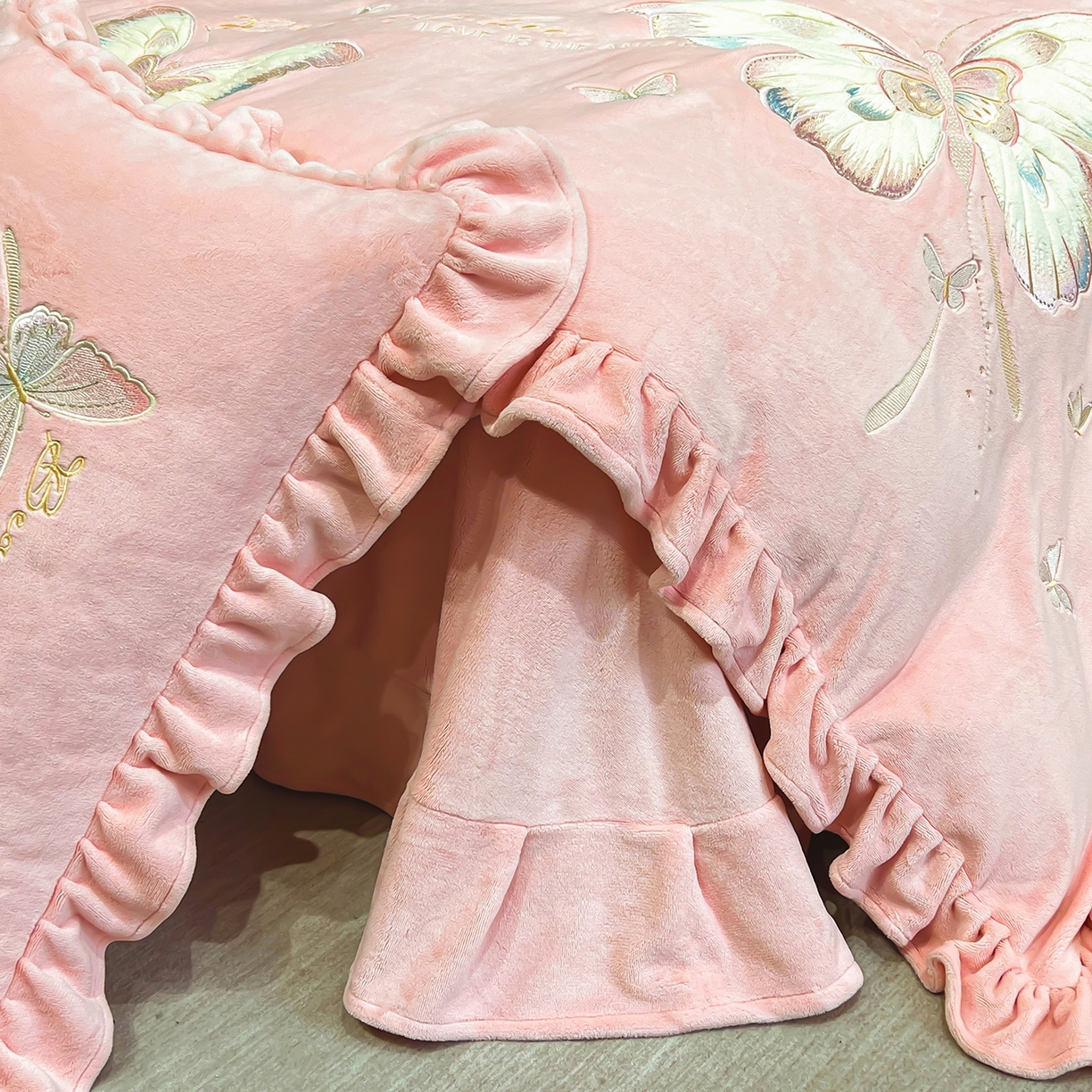 91家纺网 家纺一手货源 找家纺 悦织湾家纺 2025新款230克9.5斤重牛奶绒宝宝绒贴布绣四件套蝴蝶款高密保暖轻奢时尚床上用品四件套 蝴蝶-浅粉