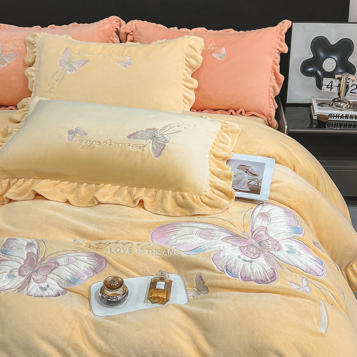 91家纺网 家纺一手货源 找家纺 悦织湾家纺 2025新款230克9.5斤重牛奶绒宝宝绒贴布绣四件套蝴蝶款高密保暖轻奢时尚床上用品四件套 蝴蝶-嫩黄色