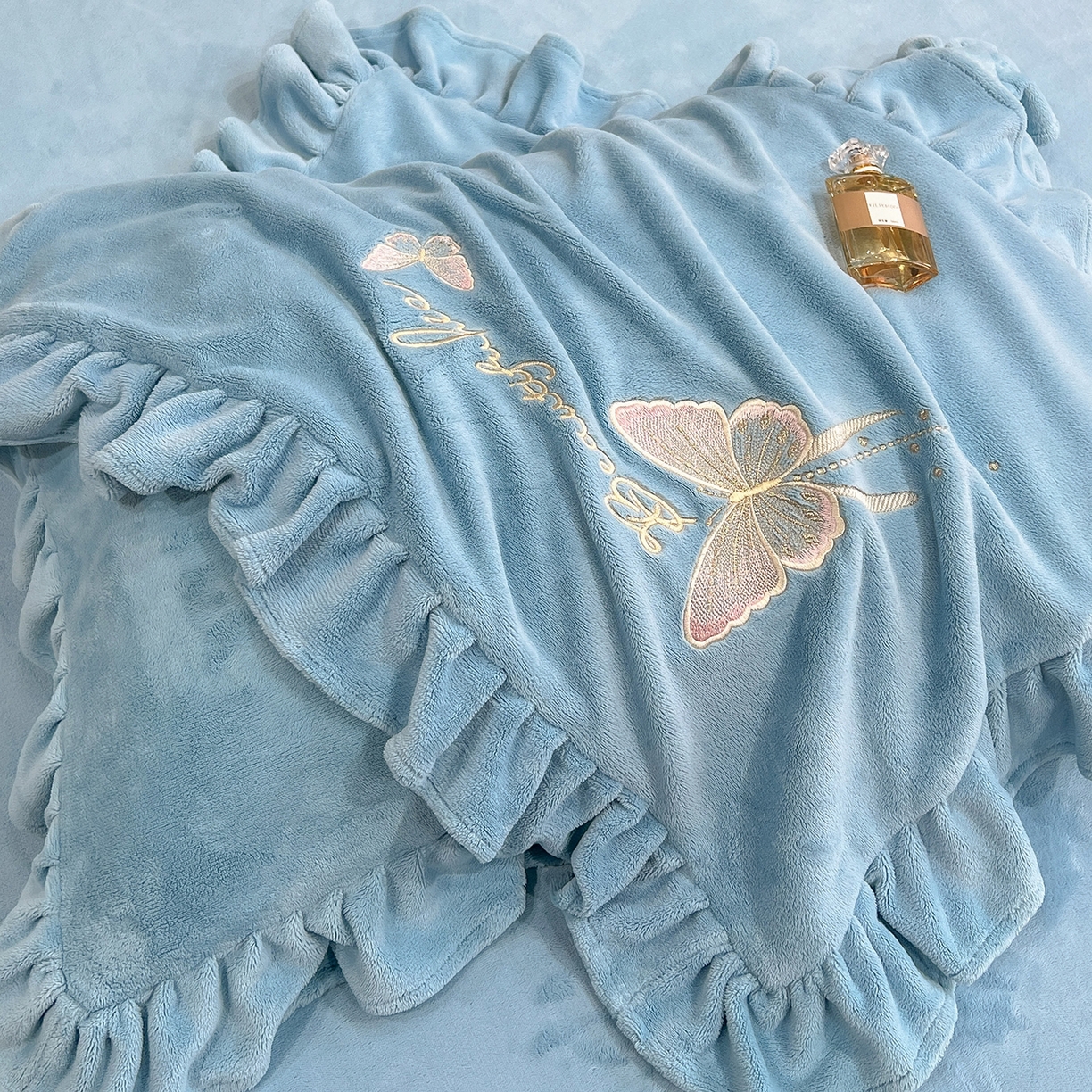 91家纺网 家纺一手货源 找家纺 （总）悦织湾家纺 2025新款230克9.5斤重牛奶绒宝宝绒贴布绣四件套蝴蝶款高密保暖轻奢时尚床上用品四件套