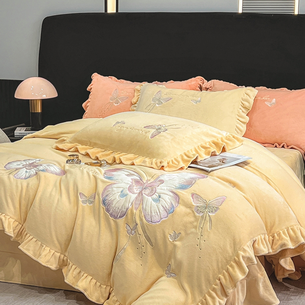 91家纺网 家纺一手货源 找家纺 悦织湾家纺 2025新款230克9.5斤重牛奶绒宝宝绒贴布绣四件套蝴蝶款高密保暖轻奢时尚床上用品四件套 蝴蝶-嫩黄色