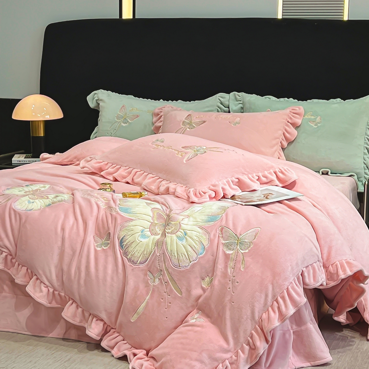 91家纺网 家纺一手货源 找家纺 悦织湾家纺 2025新款230克9.5斤重牛奶绒宝宝绒贴布绣四件套蝴蝶款高密保暖轻奢时尚床上用品四件套 蝴蝶-浅粉