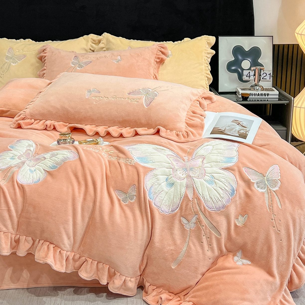 91家纺网 家纺一手货源 找家纺 悦织湾家纺 2025新款230克9.5斤重牛奶绒宝宝绒贴布绣四件套蝴蝶款高密保暖轻奢时尚床上用品四件套 蝴蝶-暖玉