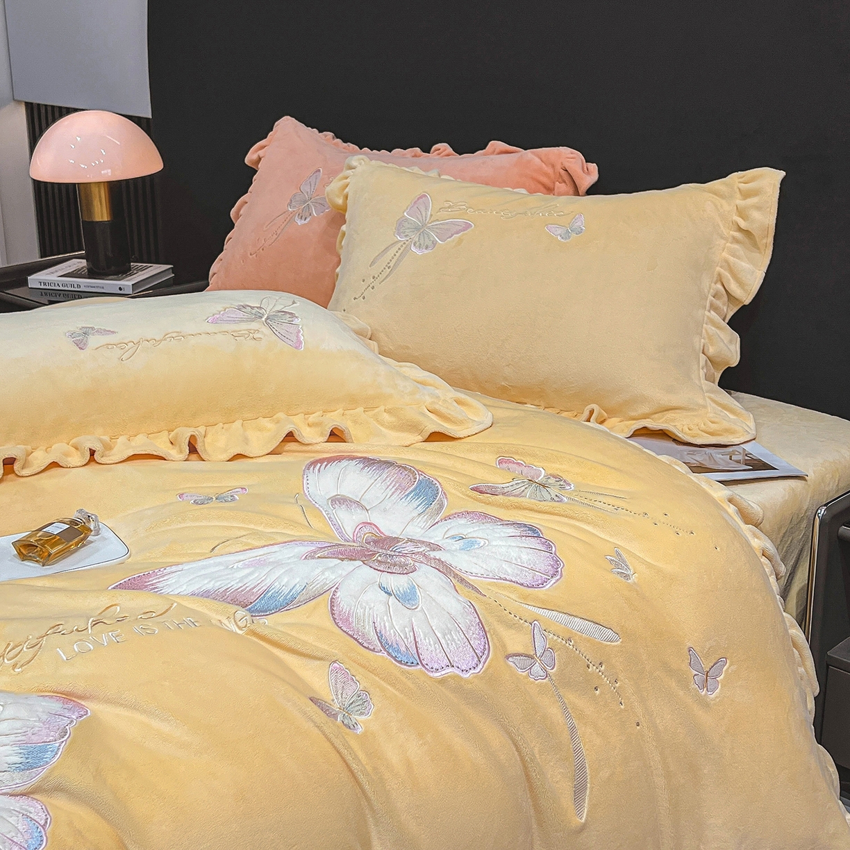 91家纺网 家纺一手货源 找家纺 悦织湾家纺 2025新款230克9.5斤重牛奶绒宝宝绒贴布绣四件套蝴蝶款高密保暖轻奢时尚床上用品四件套 蝴蝶-嫩黄色