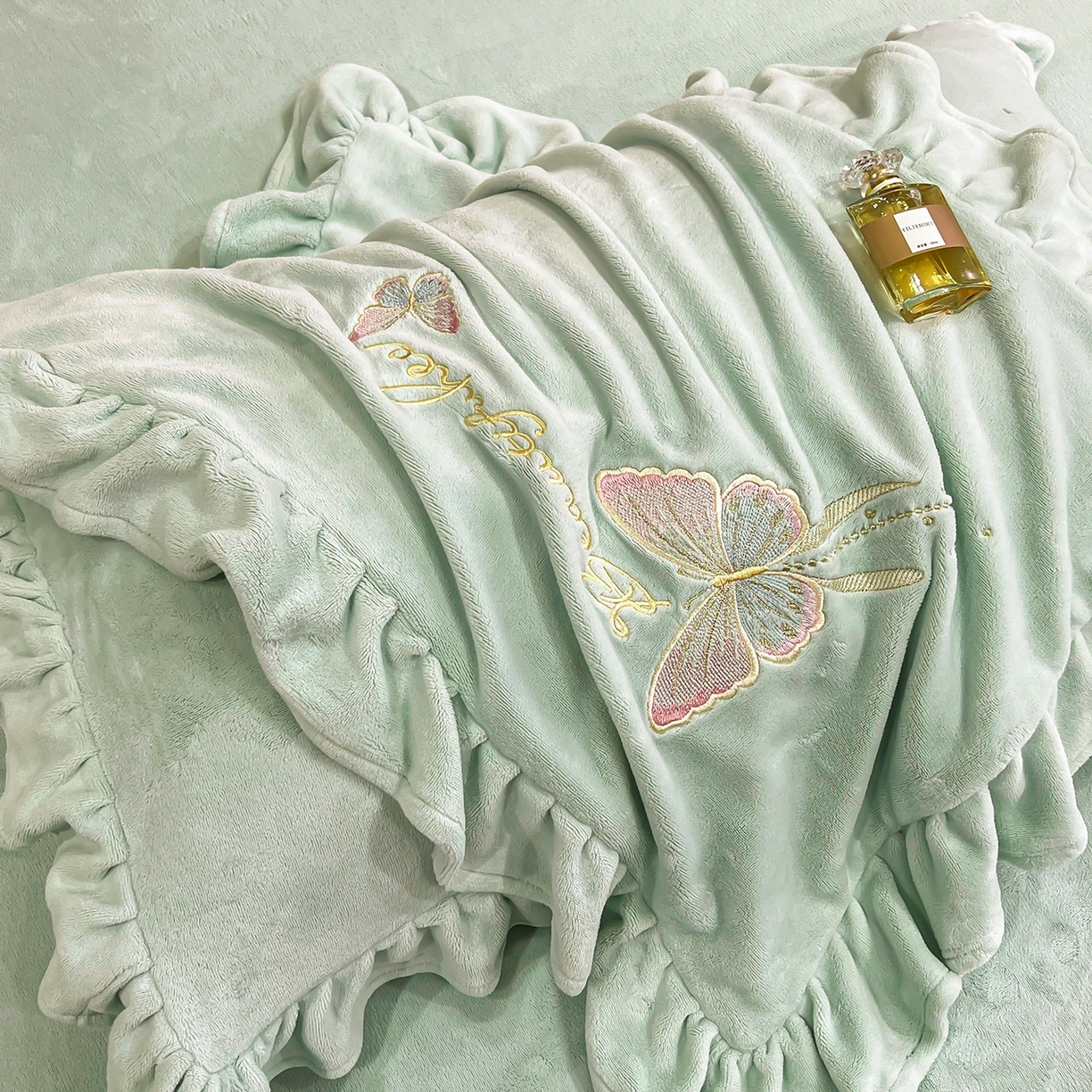 91家纺网 家纺一手货源 找家纺 悦织湾家纺 2025新款230克9.5斤重牛奶绒宝宝绒贴布绣四件套蝴蝶款高密保暖轻奢时尚床上用品四件套 蝴蝶-草兰