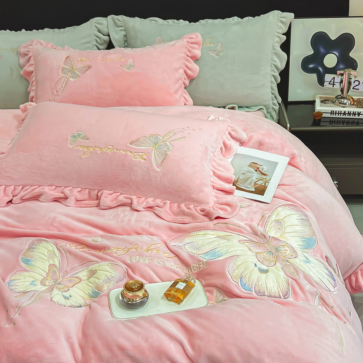 91家纺网 家纺一手货源 找家纺 悦织湾家纺 2025新款230克9.5斤重牛奶绒宝宝绒贴布绣四件套蝴蝶款高密保暖轻奢时尚床上用品四件套 蝴蝶-浅粉