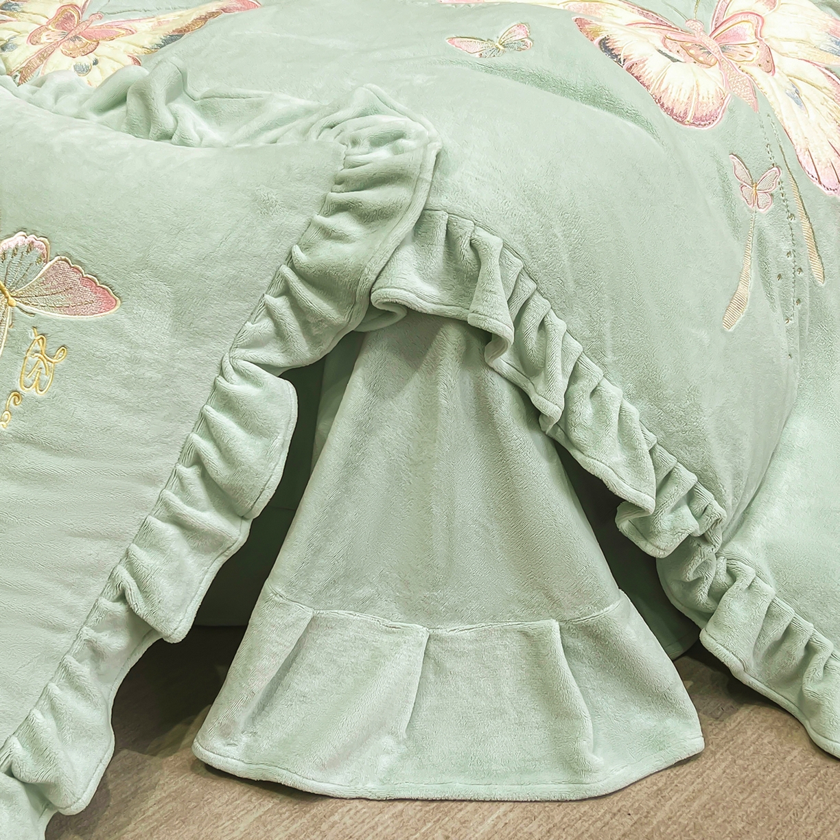 91家纺网 家纺一手货源 找家纺 悦织湾家纺 2025新款230克9.5斤重牛奶绒宝宝绒贴布绣四件套蝴蝶款高密保暖轻奢时尚床上用品四件套 蝴蝶-草兰