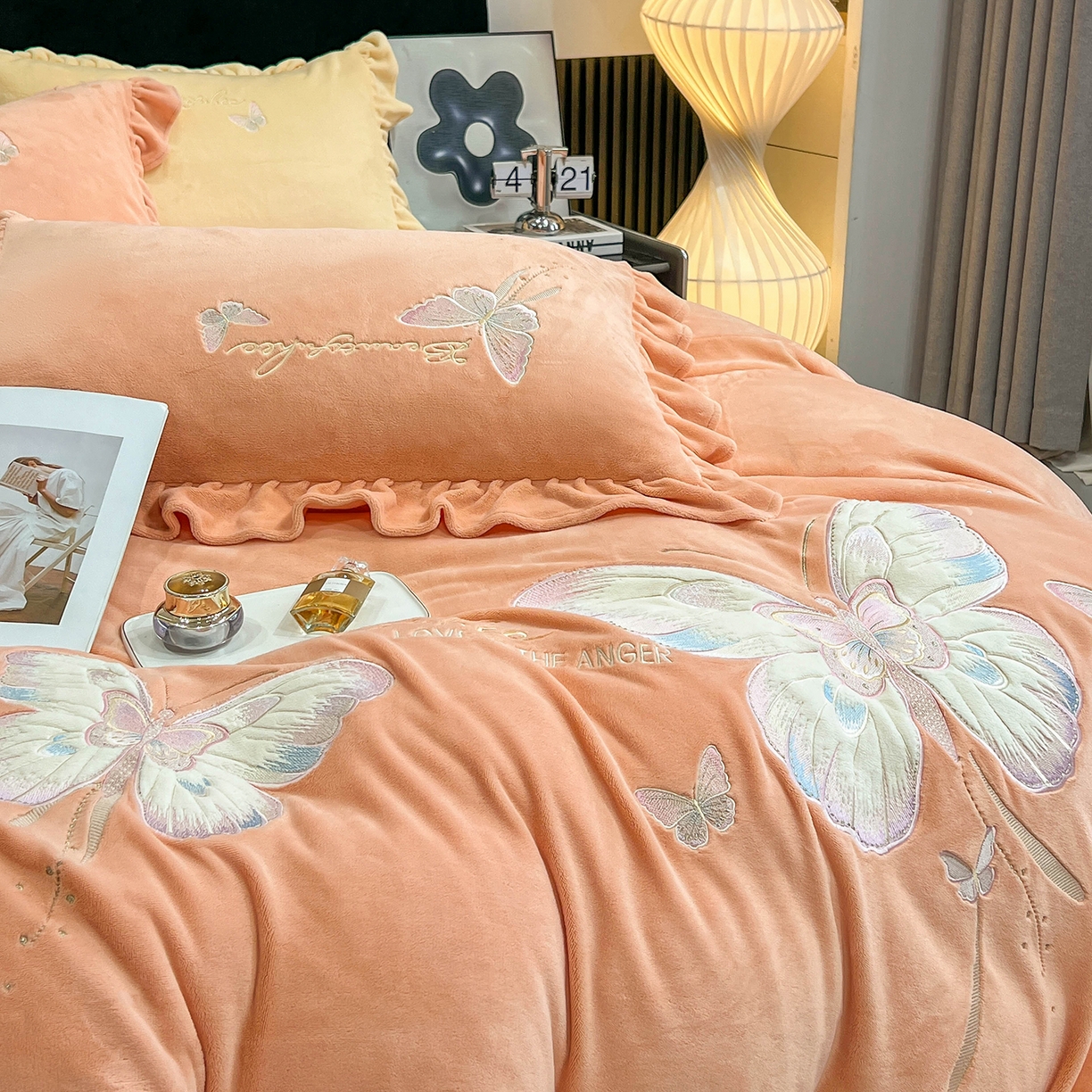 91家纺网 家纺一手货源 找家纺 悦织湾家纺 2025新款230克9.5斤重牛奶绒宝宝绒贴布绣四件套蝴蝶款高密保暖轻奢时尚床上用品四件套 蝴蝶-暖玉
