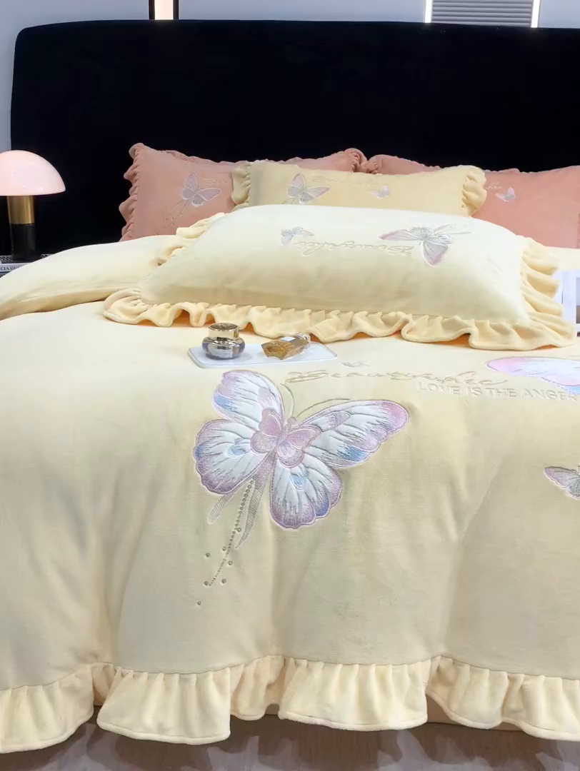 91家纺网 家纺一手货源 找家纺 悦织湾家纺 2025新款230克9.5斤重牛奶绒宝宝绒贴布绣四件套蝴蝶款高密保暖轻奢时尚床上用品四件套 蝴蝶-嫩黄色