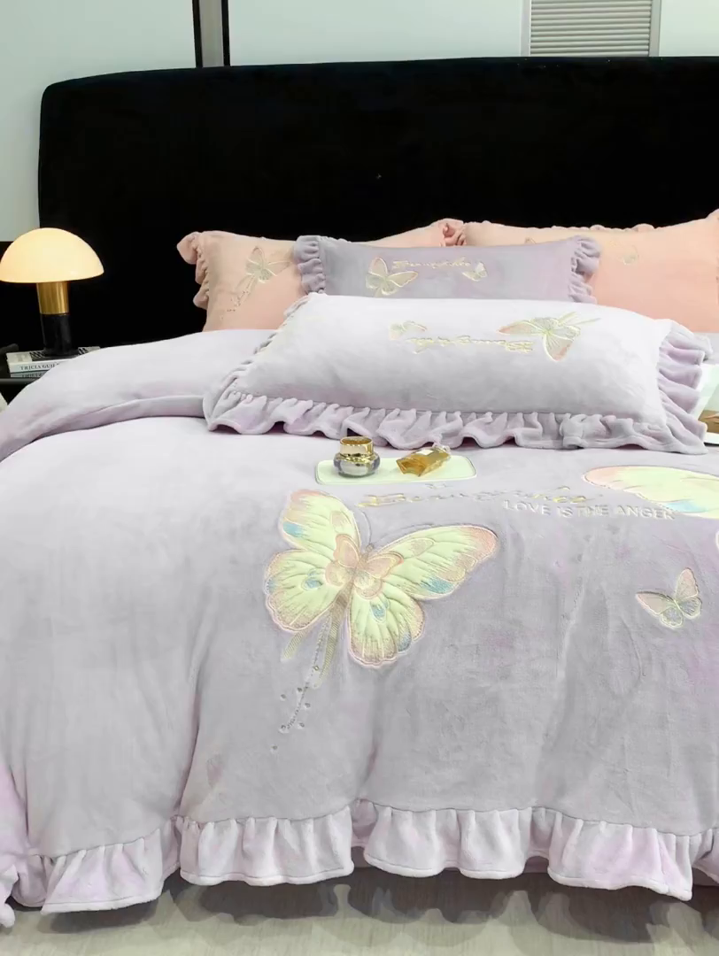 91家纺网 家纺一手货源 找家纺 悦织湾家纺 2025新款230克9.5斤重牛奶绒宝宝绒贴布绣四件套蝴蝶款高密保暖轻奢时尚床上用品四件套 蝴蝶-丁香紫