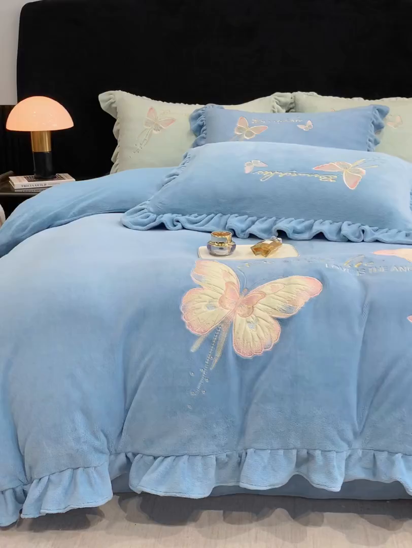 91家纺网 家纺一手货源 找家纺 （总）悦织湾家纺 2025新款230克9.5斤重牛奶绒宝宝绒贴布绣四件套蝴蝶款高密保暖轻奢时尚床上用品四件套