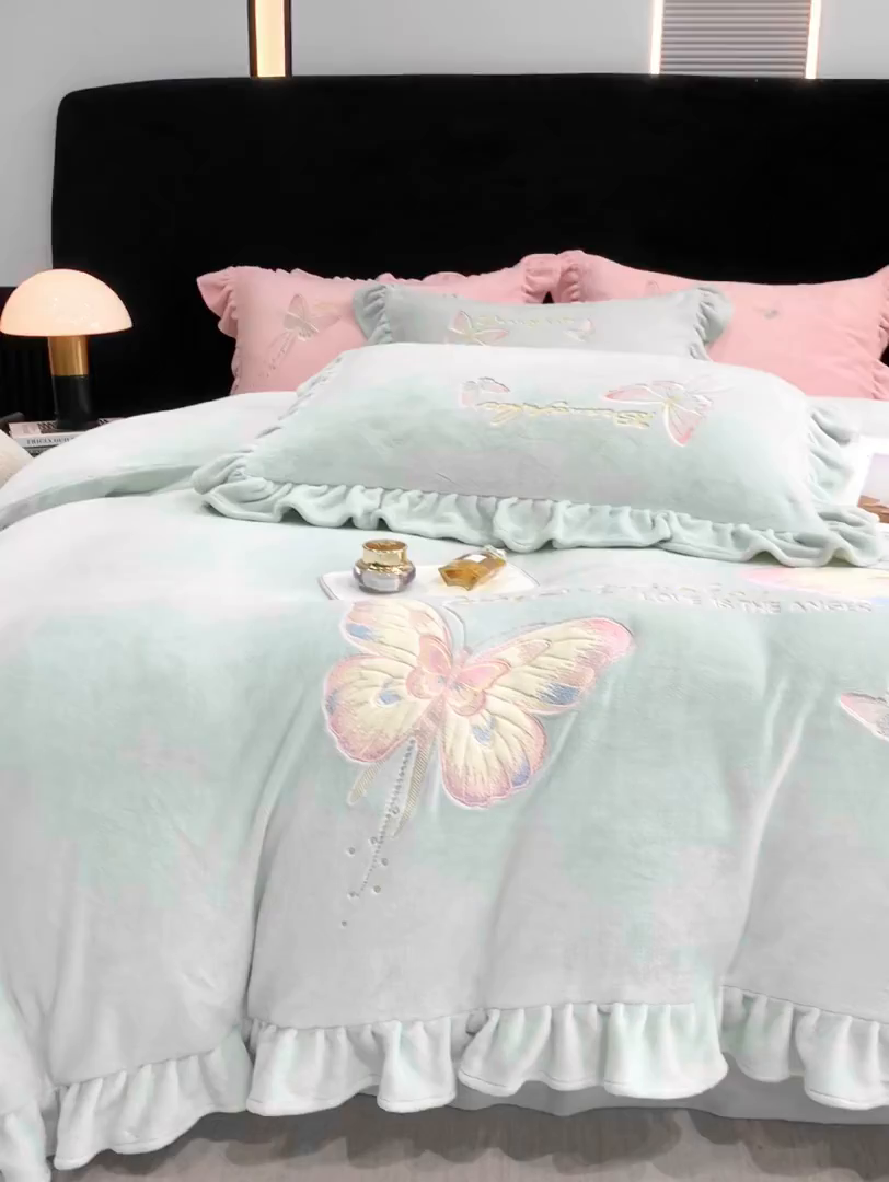 91家纺网 家纺一手货源 找家纺 悦织湾家纺 2025新款230克9.5斤重牛奶绒宝宝绒贴布绣四件套蝴蝶款高密保暖轻奢时尚床上用品四件套 蝴蝶-草兰