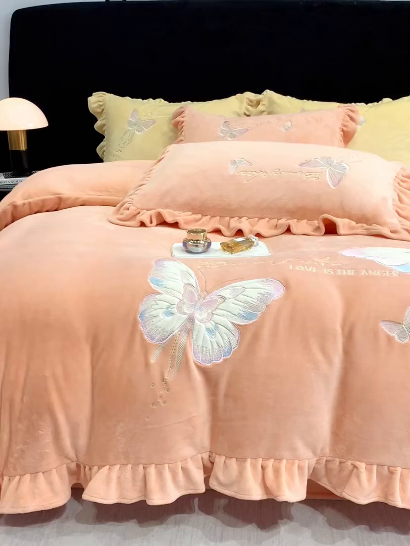91家纺网 家纺一手货源 找家纺 悦织湾家纺 2025新款230克9.5斤重牛奶绒宝宝绒贴布绣四件套蝴蝶款高密保暖轻奢时尚床上用品四件套 蝴蝶-暖玉