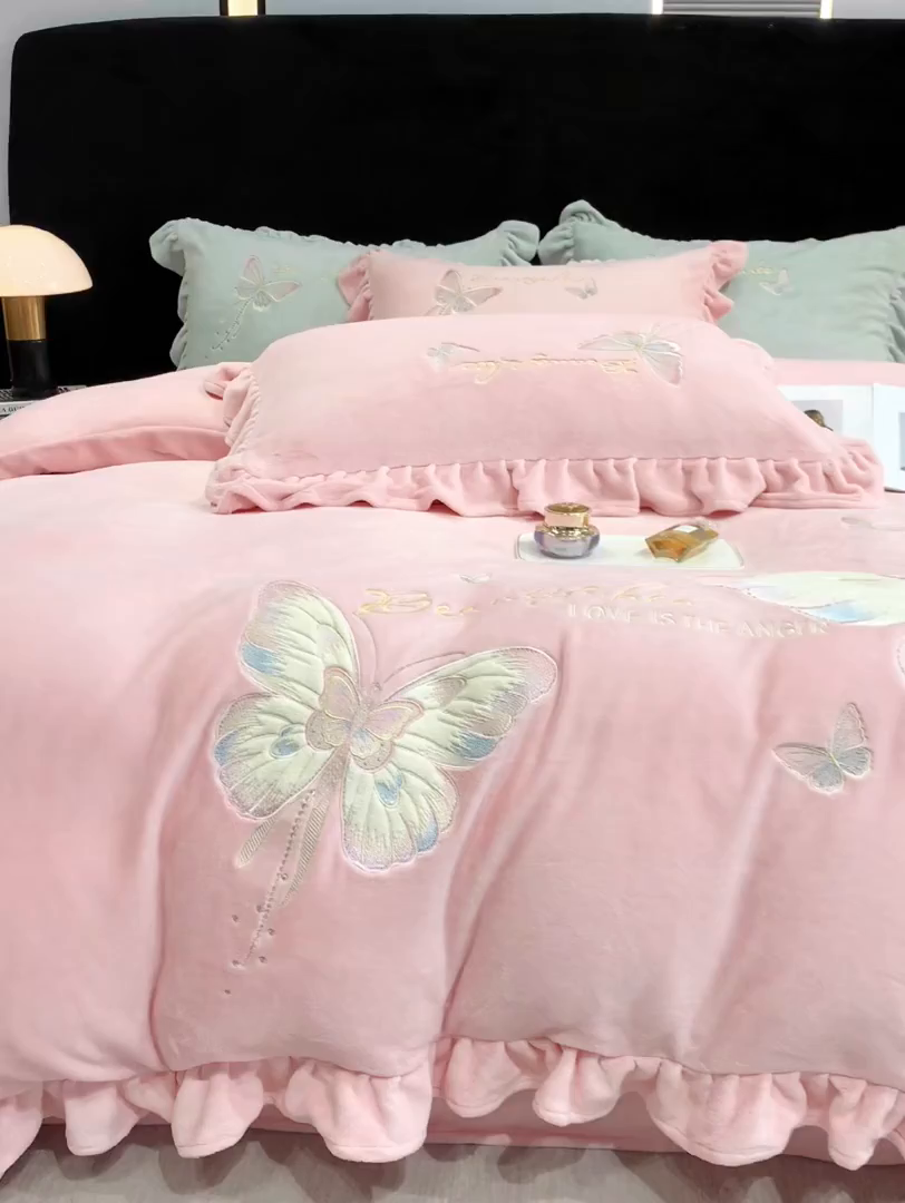 91家纺网 家纺一手货源 找家纺 悦织湾家纺 2025新款230克9.5斤重牛奶绒宝宝绒贴布绣四件套蝴蝶款高密保暖轻奢时尚床上用品四件套 蝴蝶-浅粉