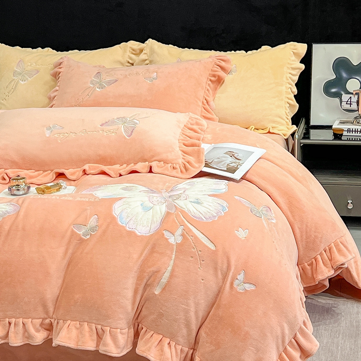 91家纺网 家纺一手货源 找家纺 悦织湾家纺 2025新款230克9.5斤重牛奶绒宝宝绒贴布绣四件套蝴蝶款高密保暖轻奢时尚床上用品四件套 蝴蝶-暖玉