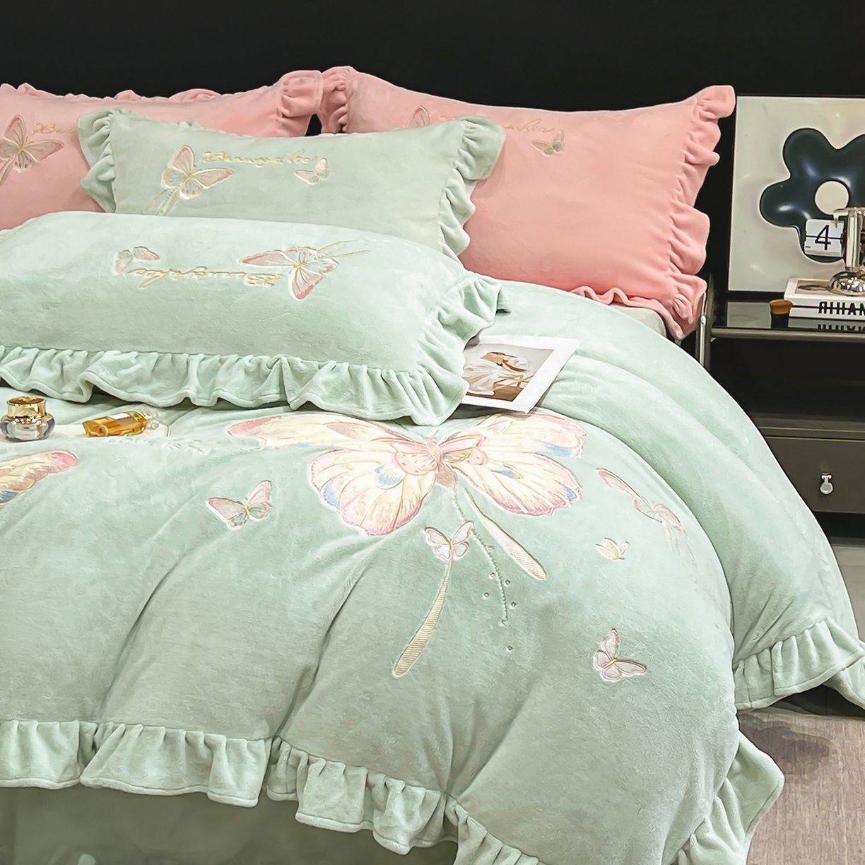 91家纺网 家纺一手货源 找家纺 悦织湾家纺 2025新款230克9.5斤重牛奶绒宝宝绒贴布绣四件套蝴蝶款高密保暖轻奢时尚床上用品四件套 蝴蝶-草兰