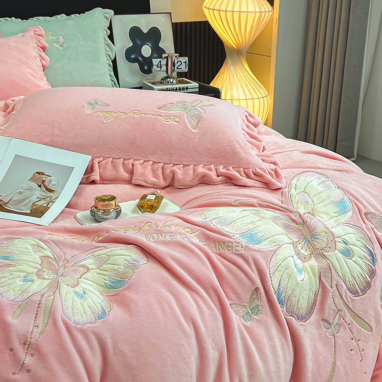 91家纺网 家纺一手货源 找家纺 悦织湾家纺 2025新款230克9.5斤重牛奶绒宝宝绒贴布绣四件套蝴蝶款高密保暖轻奢时尚床上用品四件套 蝴蝶-浅粉