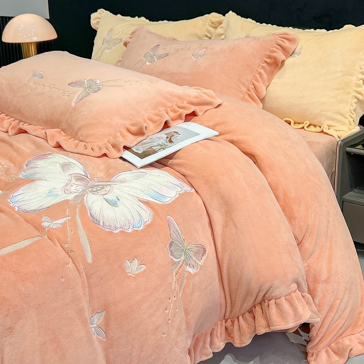 91家纺网 家纺一手货源 找家纺 悦织湾家纺 2025新款230克9.5斤重牛奶绒宝宝绒贴布绣四件套蝴蝶款高密保暖轻奢时尚床上用品四件套 蝴蝶-暖玉