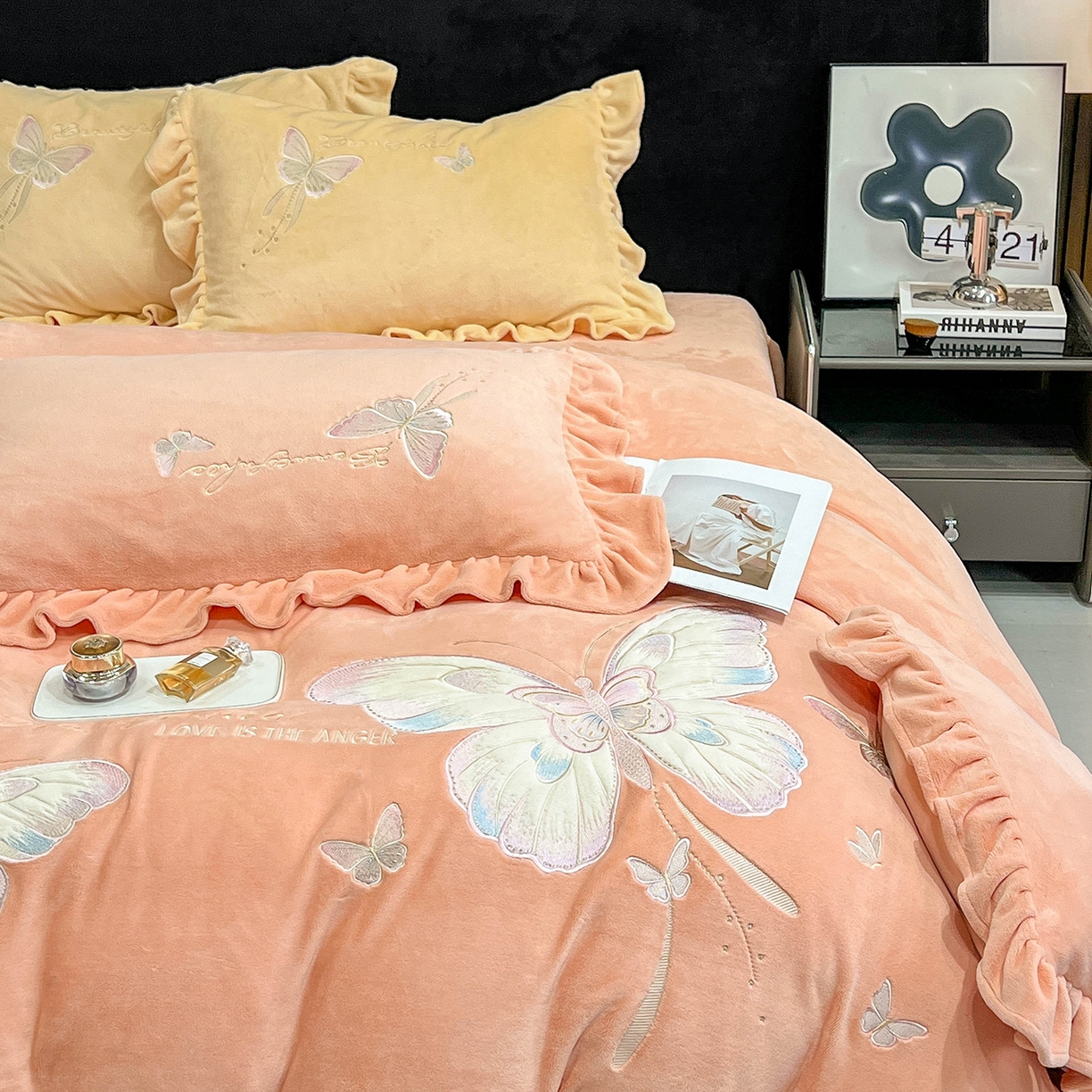 91家纺网 家纺一手货源 找家纺 悦织湾家纺 2025新款230克9.5斤重牛奶绒宝宝绒贴布绣四件套蝴蝶款高密保暖轻奢时尚床上用品四件套 蝴蝶-暖玉