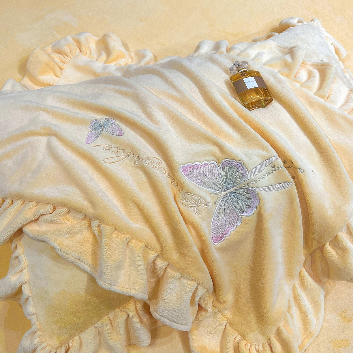 91家纺网 家纺一手货源 找家纺 悦织湾家纺 2025新款230克9.5斤重牛奶绒宝宝绒贴布绣四件套蝴蝶款高密保暖轻奢时尚床上用品四件套 蝴蝶-嫩黄色