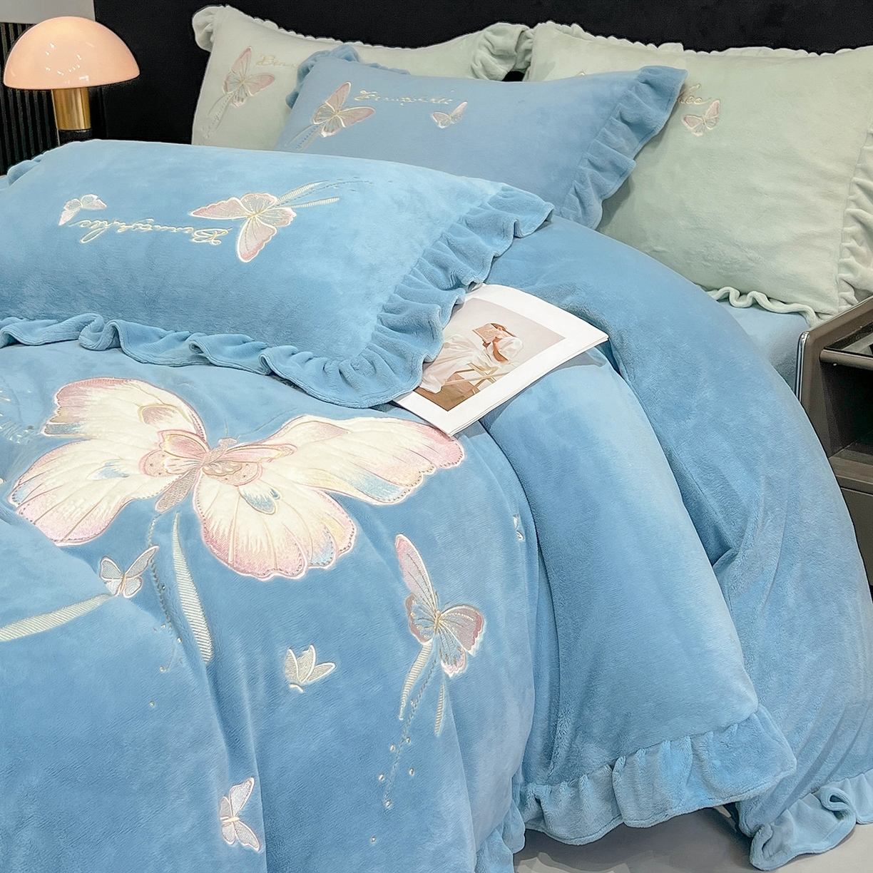 91家纺网 家纺一手货源 找家纺 悦织湾家纺 2025新款230克9.5斤重牛奶绒宝宝绒贴布绣四件套蝴蝶款高密保暖轻奢时尚床上用品四件套 蝴蝶-玻璃蓝