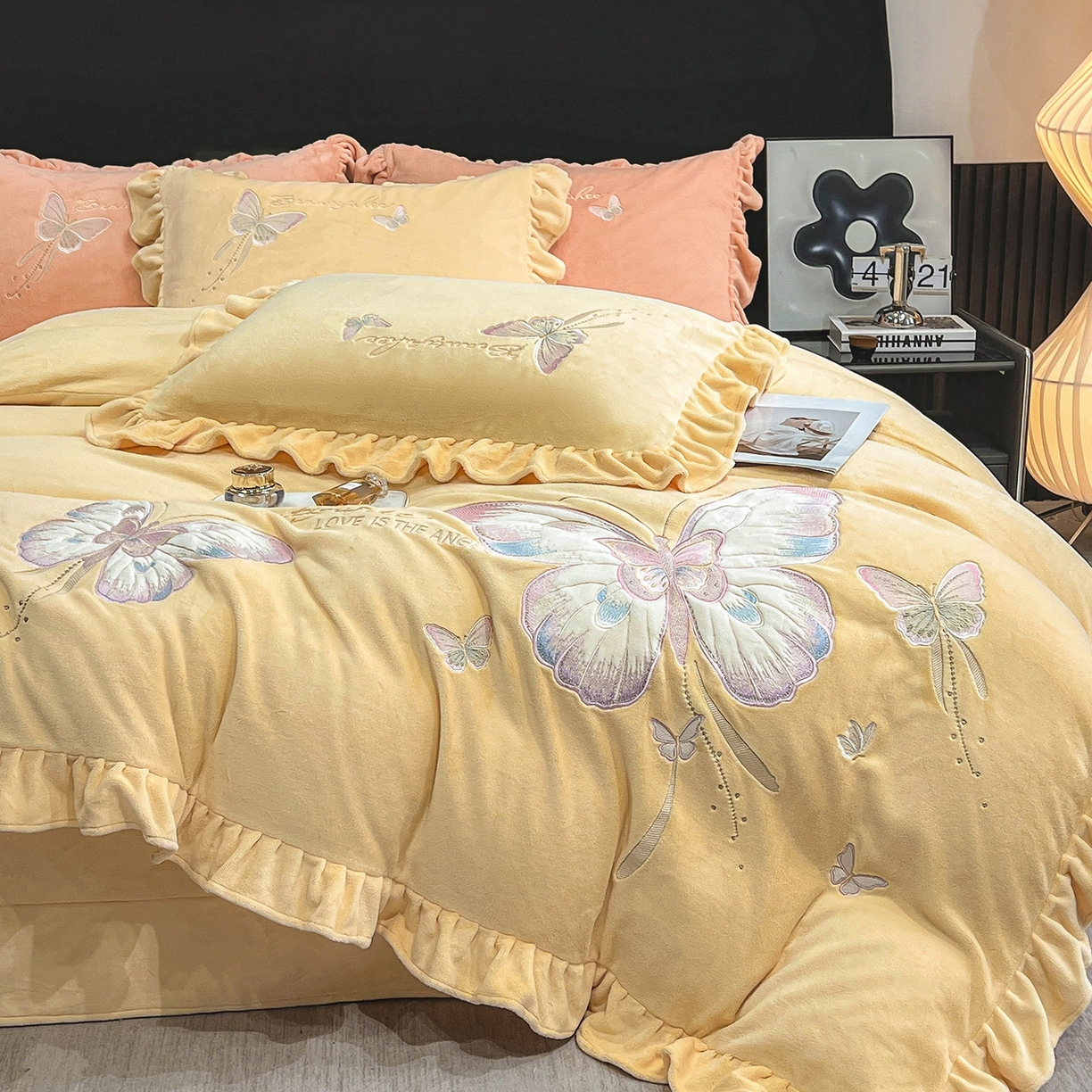 91家纺网 家纺一手货源 找家纺 悦织湾家纺 2025新款230克9.5斤重牛奶绒宝宝绒贴布绣四件套蝴蝶款高密保暖轻奢时尚床上用品四件套 蝴蝶-嫩黄色