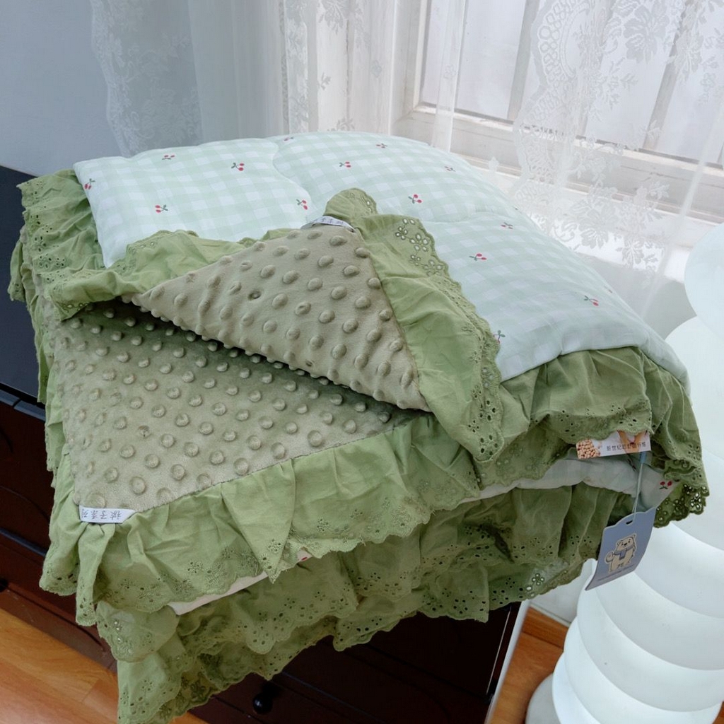 91家纺网 家纺一手货源 找家纺 暖居 2025新款纯棉花边款春秋豆豆被四季通用 樱桃格子绿