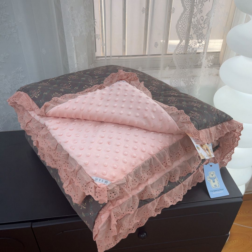 91家纺网 家纺一手货源 找家纺 暖居 2025新款纯棉花边款春秋豆豆被四季通用 知画