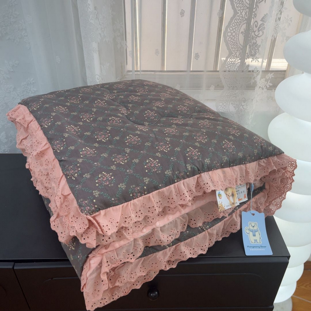 91家纺网 家纺一手货源 找家纺 暖居 2025新款纯棉花边款春秋豆豆被四季通用 知画