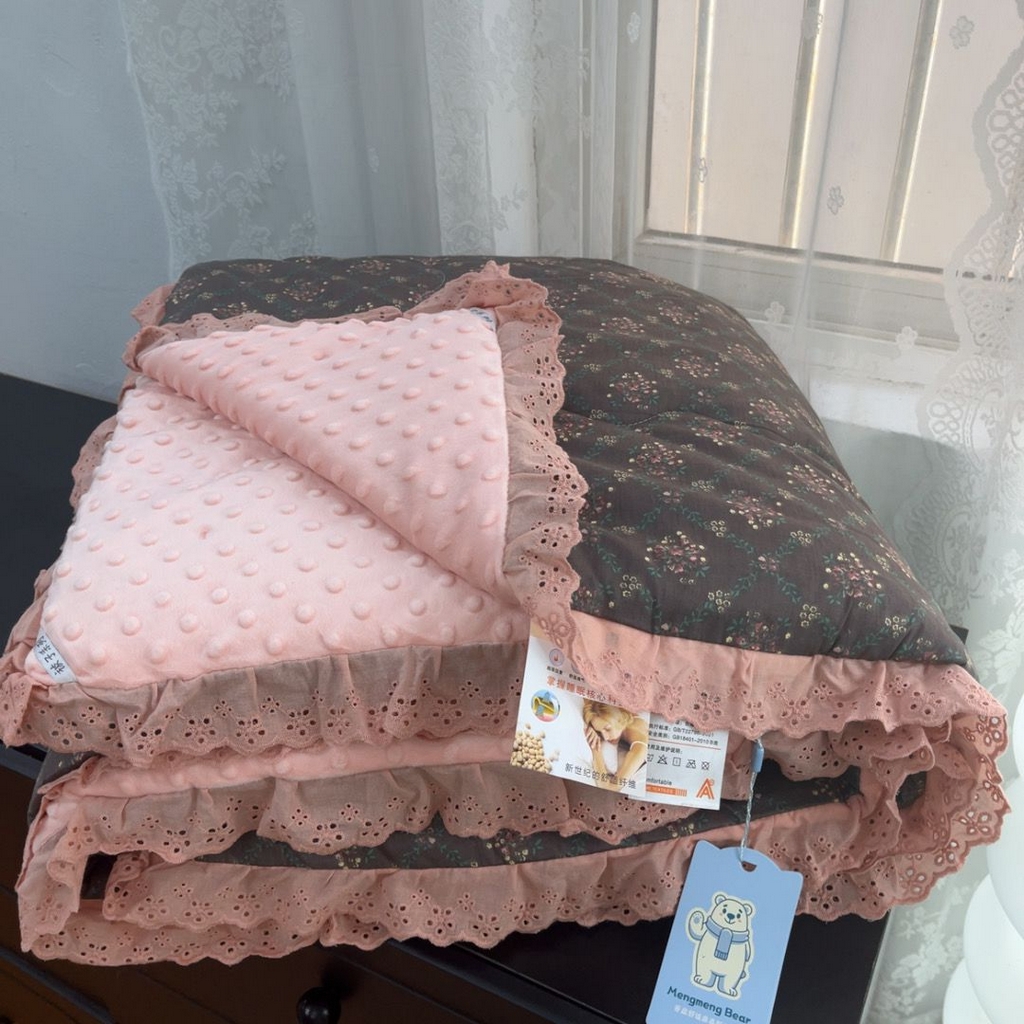 91家纺网 家纺一手货源 找家纺 暖居 2025新款纯棉花边款春秋豆豆被四季通用 知画