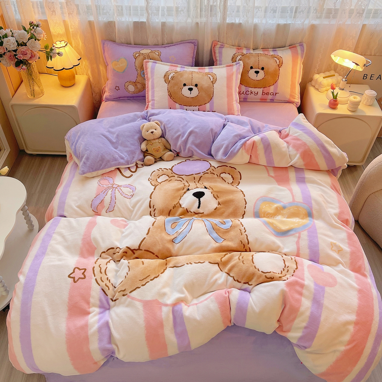 91家纺网 家纺一手货源 找家纺 炫拼家纺 2025新款大版数码印花卡通高克重牛奶绒四件套 啵啵熊