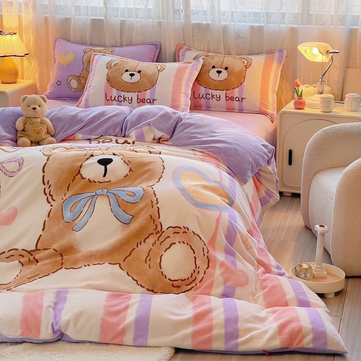 91家纺网 家纺一手货源 找家纺 炫拼家纺 2025新款大版数码印花卡通高克重牛奶绒四件套 啵啵熊