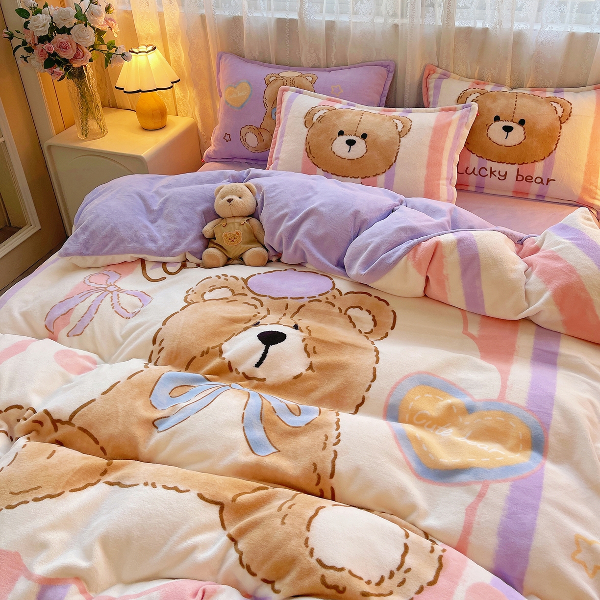 91家纺网 家纺一手货源 找家纺 炫拼家纺 2025新款大版数码印花卡通高克重牛奶绒四件套 啵啵熊