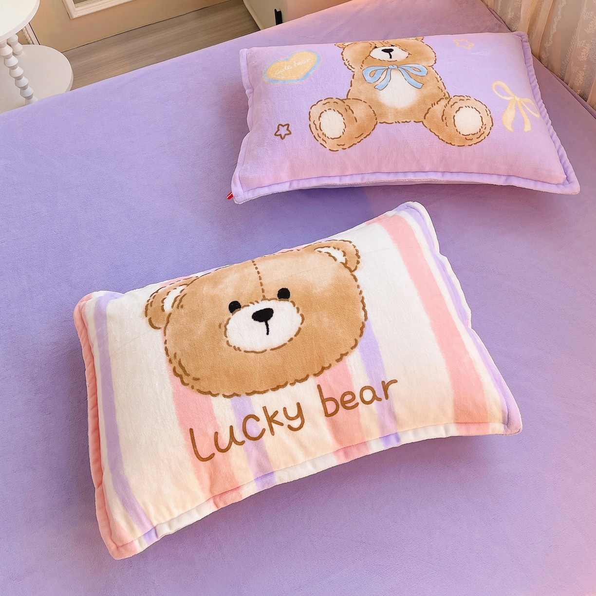 91家纺网 家纺一手货源 找家纺 炫拼家纺 2025新款大版数码印花卡通高克重牛奶绒四件套 啵啵熊