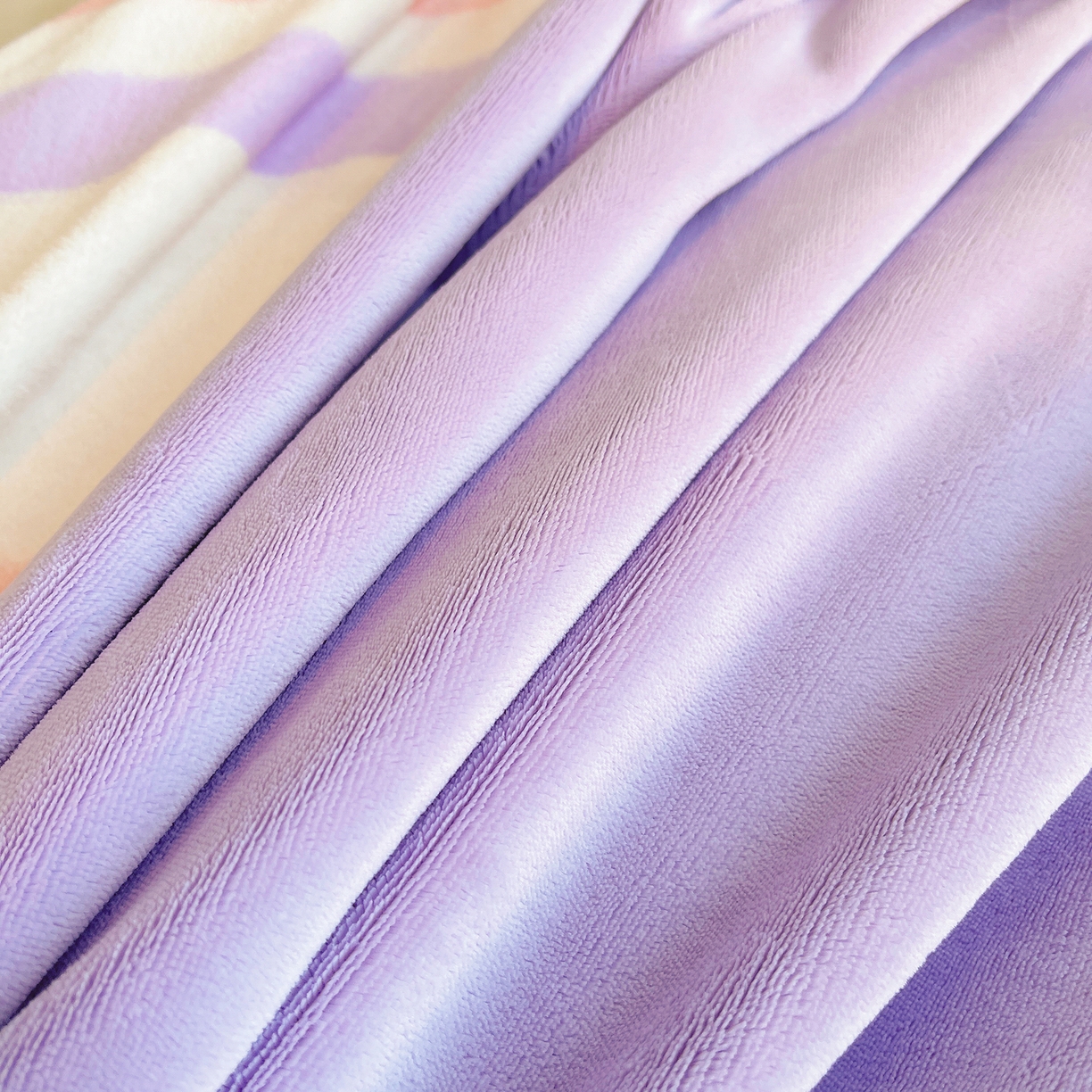 91家纺网 家纺一手货源 找家纺 炫拼家纺 2025新款大版数码印花卡通高克重牛奶绒四件套 啵啵熊